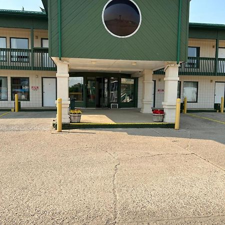 Goodknight Inn Ллойдминстер Экстерьер фото